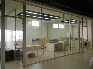 辦公室裝修中玻璃隔斷適合用那種玻璃，玻璃都有哪幾種